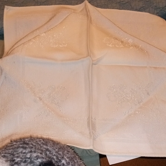 Source Unknown White Table Linens - Picture 2 of 2